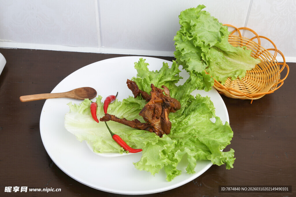 美味烤鸭配新鲜生菜