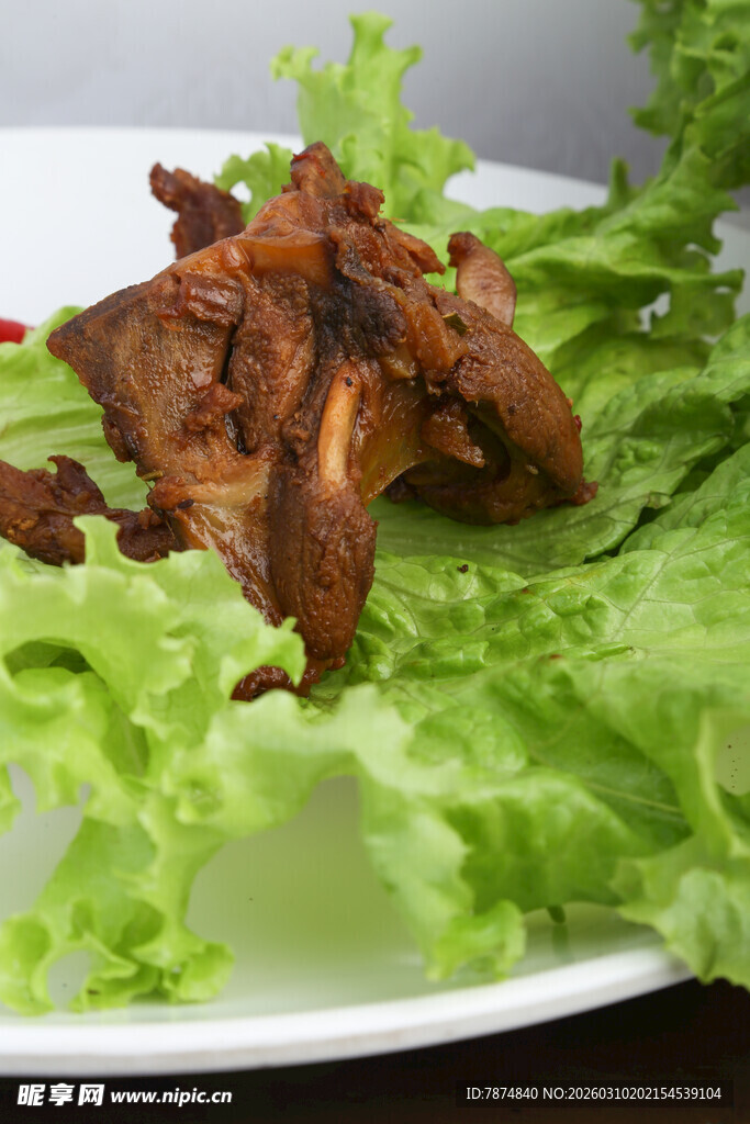 美味卤味鸡架配鲜生菜