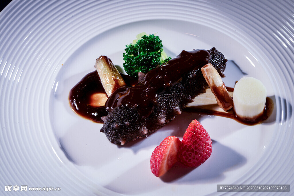 精致摆盘的美味创意菜肴