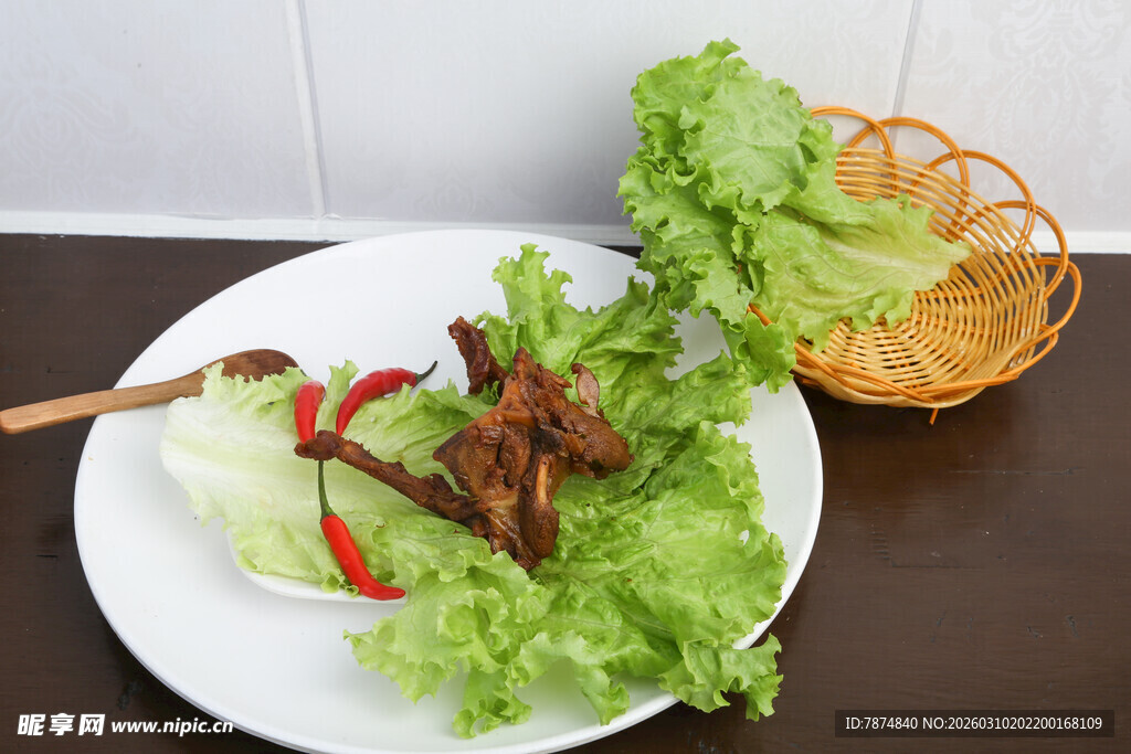 美味烤肉配生菜