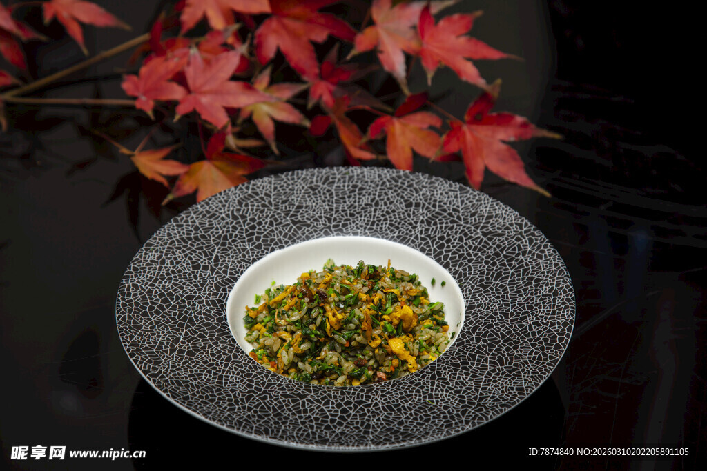 精致茶品置于素雅碗中