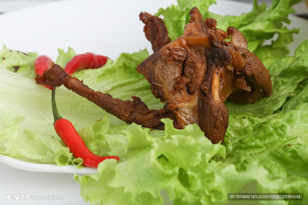 香辣卤味鸭掌配生菜
