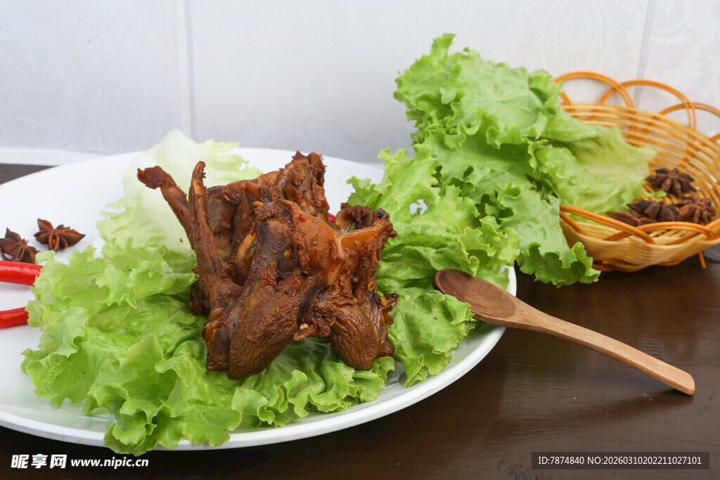 美味卤味摆于新鲜生菜上