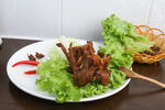 美味卤鸭掌配新鲜生菜