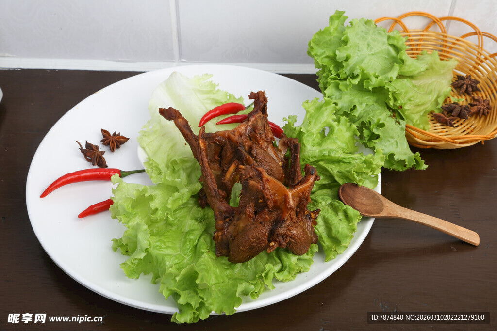 美味卤鸭掌配新鲜蔬菜