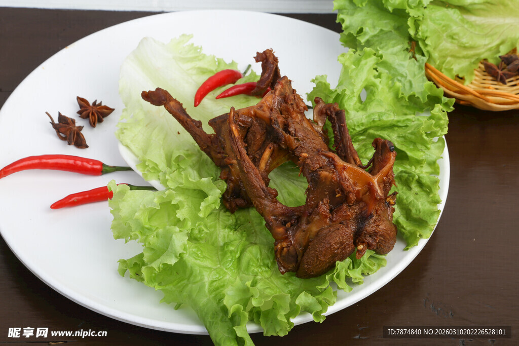 美味卤鸭架配新鲜生菜