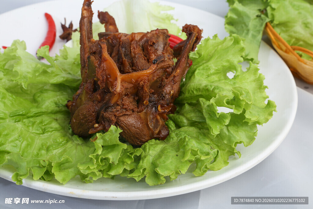 美味卤鸭掌配新鲜生菜