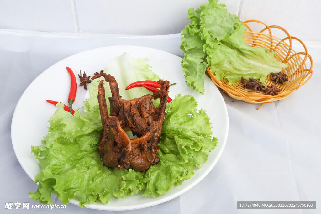 美味卤鱿鱼配新鲜生菜