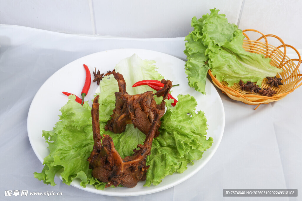 美味卤鸭爪配新鲜生菜