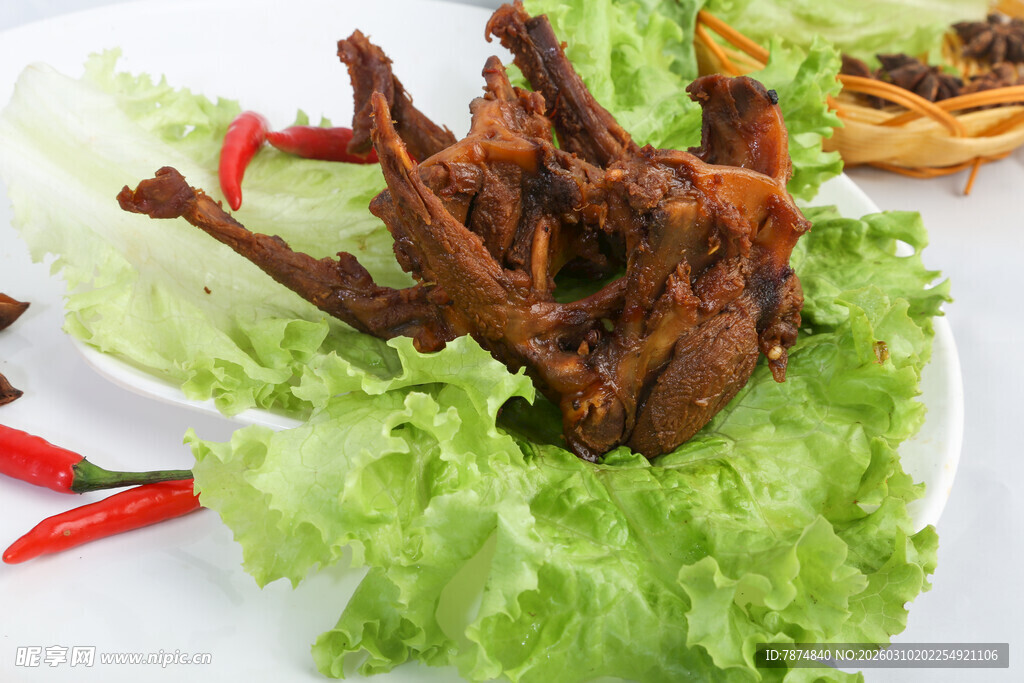 美味卤鸭爪配新鲜生菜