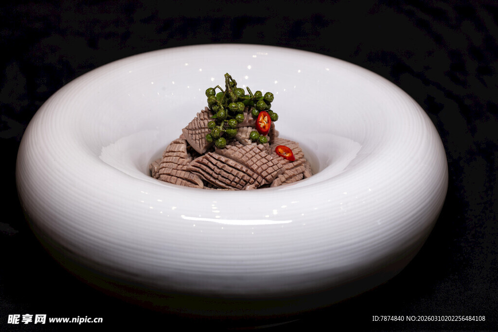 精致摆盘的美味肉类料理