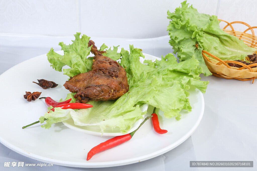 美味烤鸡腿配新鲜蔬菜