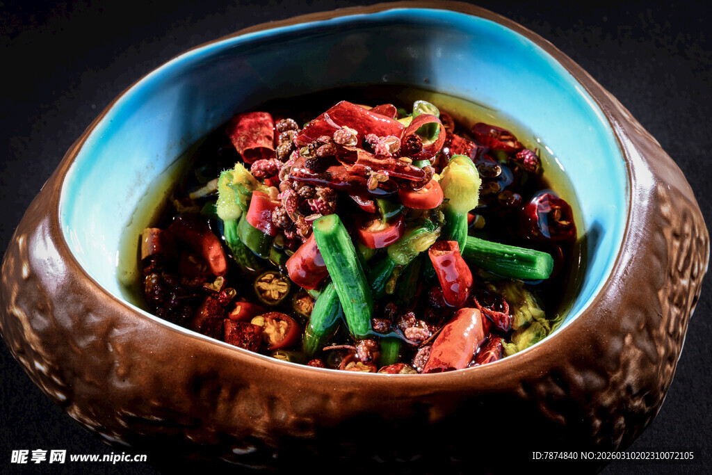 香辣可口的特色炒鸡肉