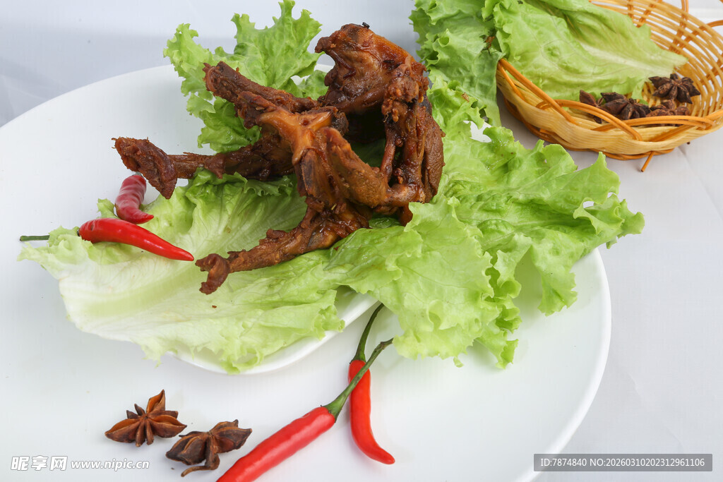 美味卤鸭架配新鲜蔬菜
