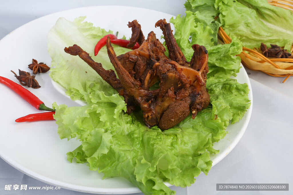 香辣鸭掌摆于生菜之上
