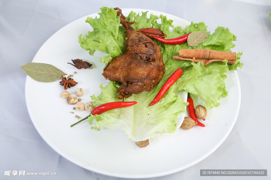 美味烤兔配新鲜蔬菜