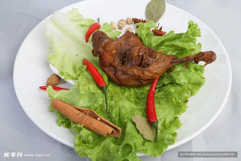 香辣卤鸡腿配生菜香料