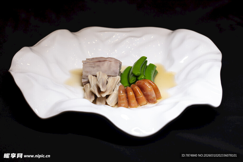 精致摆盘的特色美食