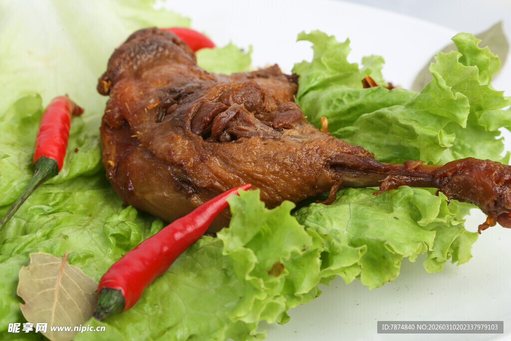 香辣卤鸭头配新鲜生菜