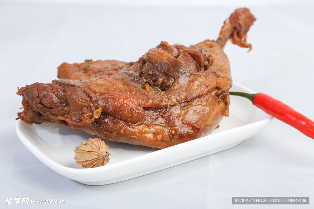 美味卤鸭腿配红辣椒