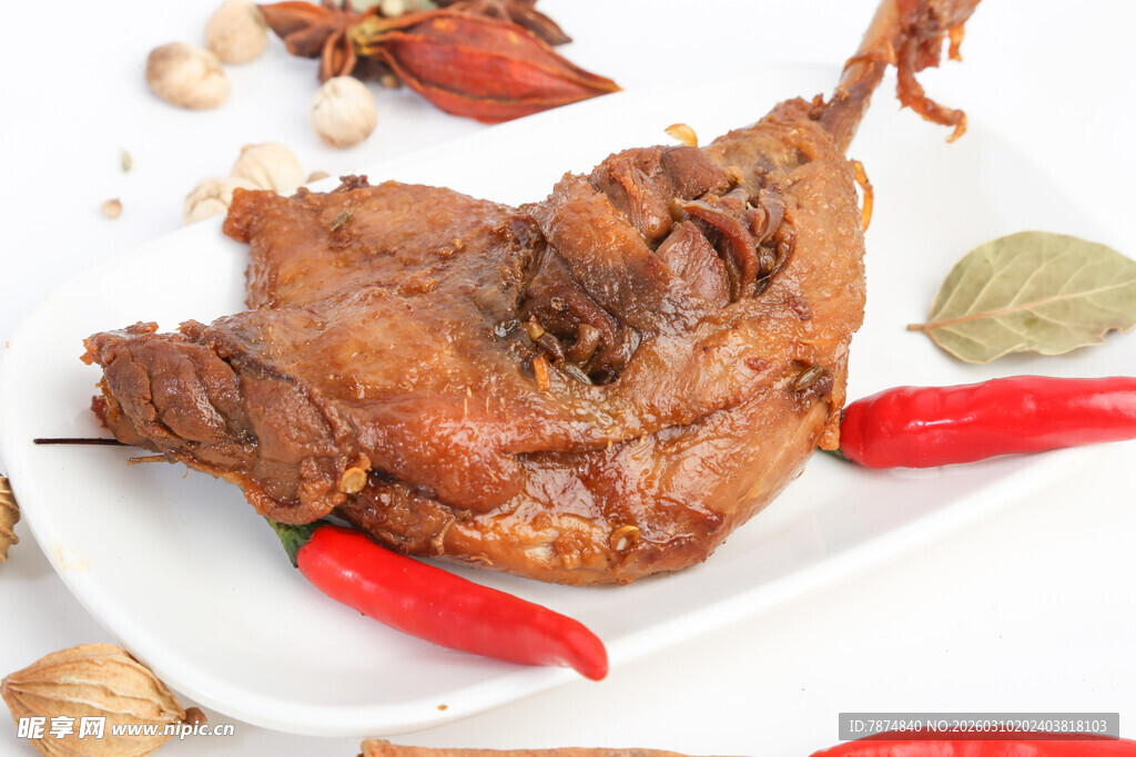 美味卤制烤鸭配辣椒香料