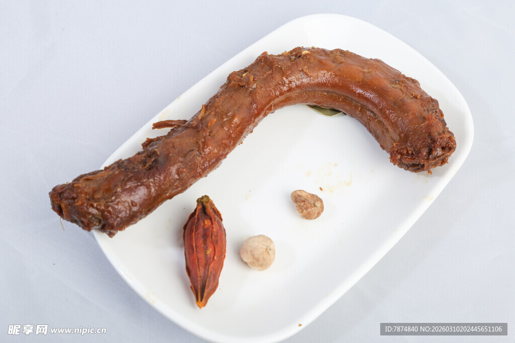 美味卤鸭脖 附配料点缀