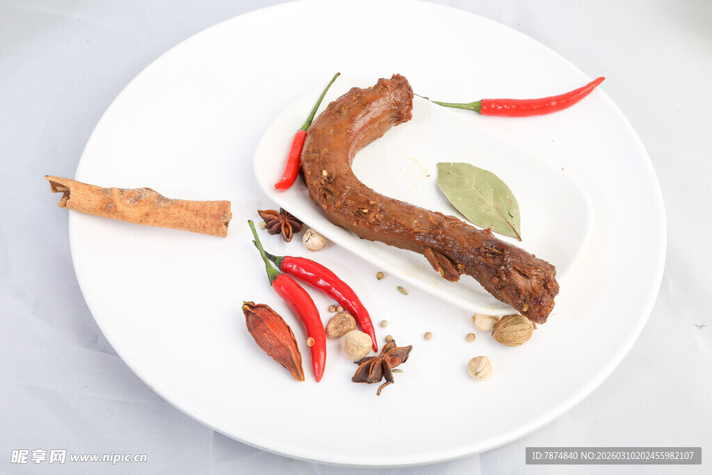 盘中多样香料 尽显风味