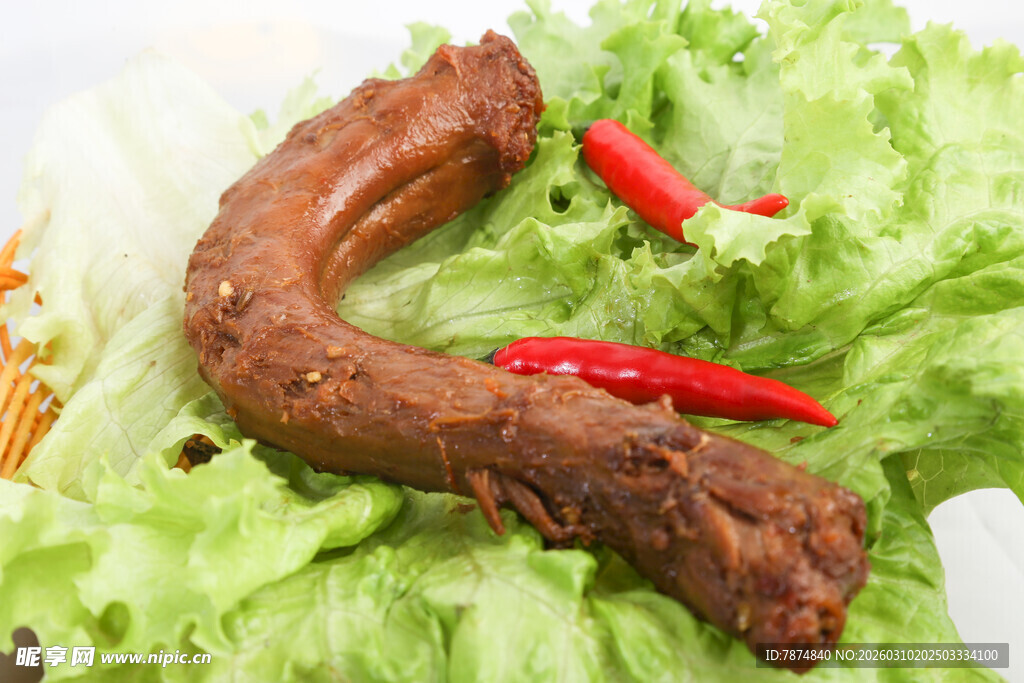 美味卤鸭脖配新鲜生菜