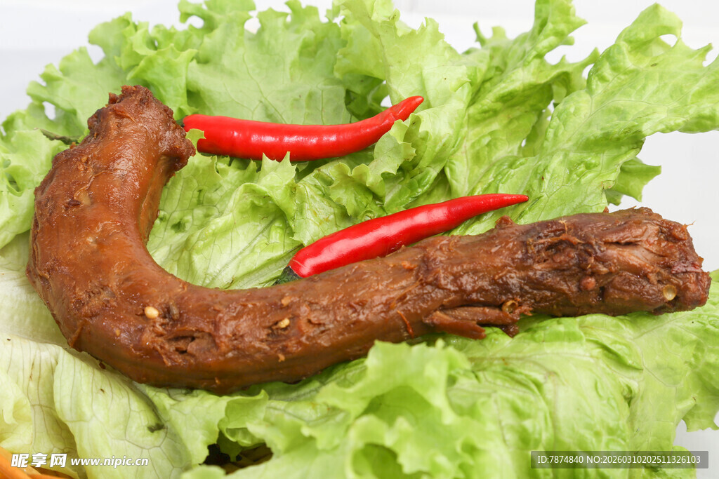 卤鸭脖配生菜与红椒