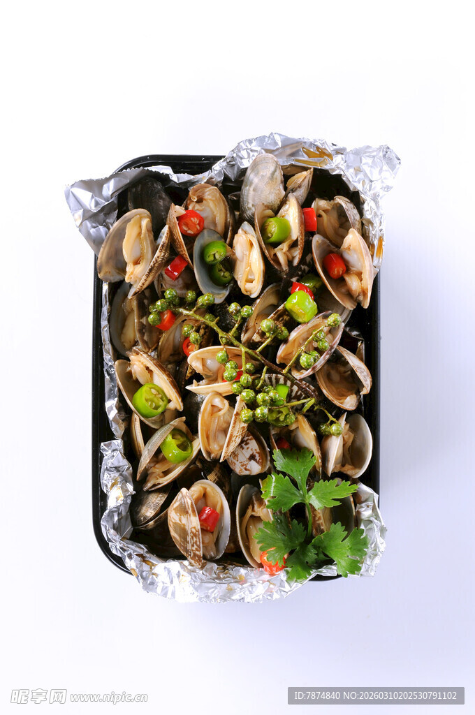 锡纸包裹的多彩蔬菜料理