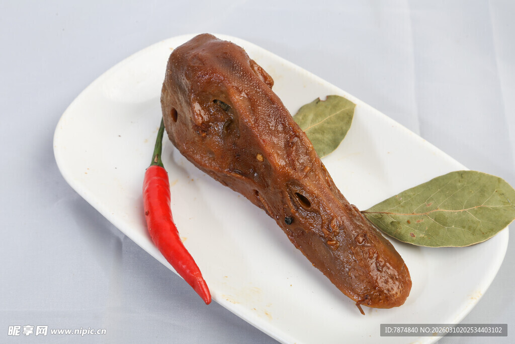 卤鸭头配辣椒香叶