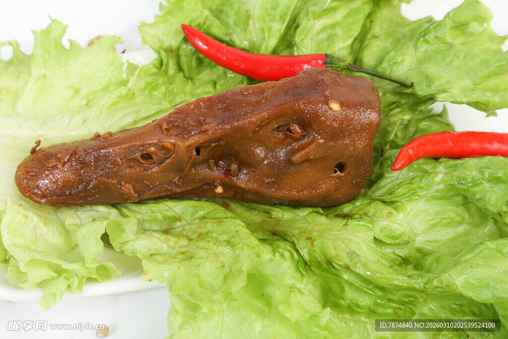 卤鸭头配辣椒生菜
