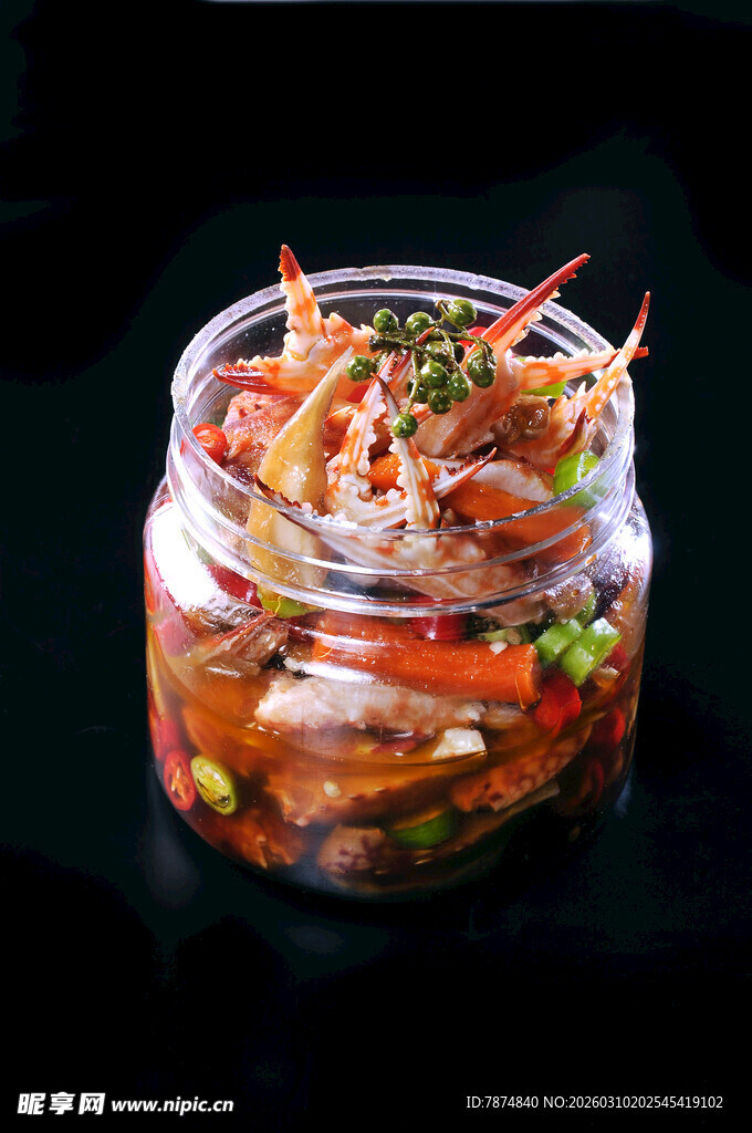 玻璃罐中的美味海鲜沙拉