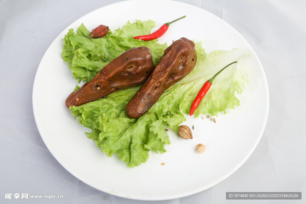 美味卤鸭脖配新鲜蔬菜