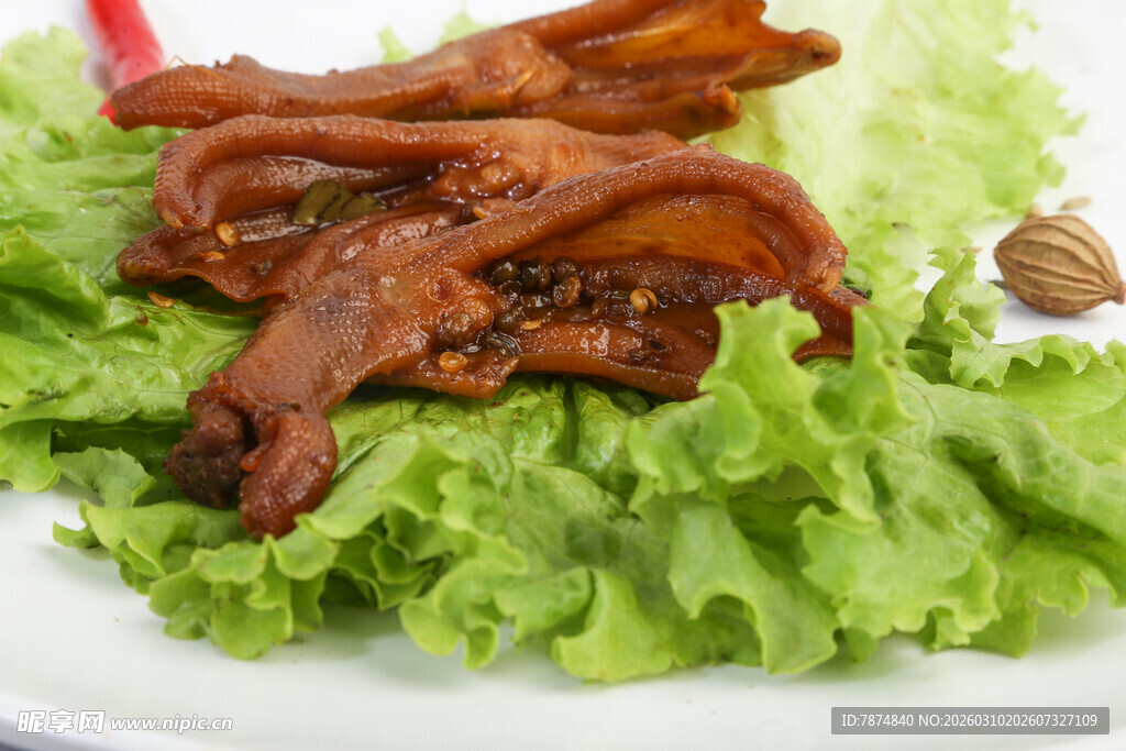 美味卤鸭掌摆于生菜上