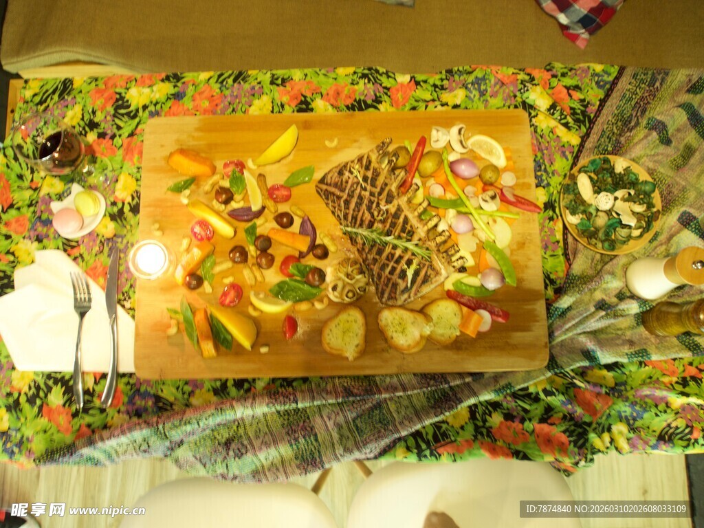 多彩装饰的美味拼盘