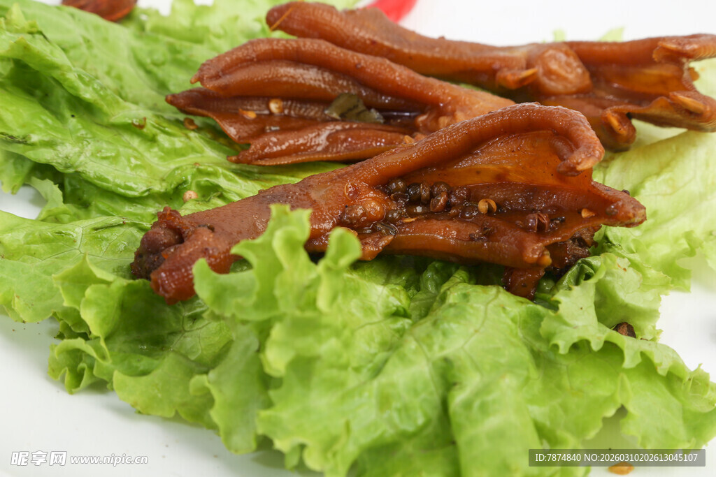 美味卤鸭舌配鲜嫩生菜