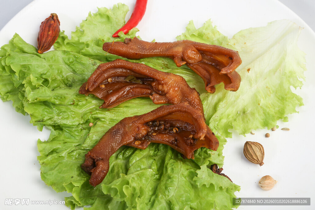 生菜上的美味卤鸭掌