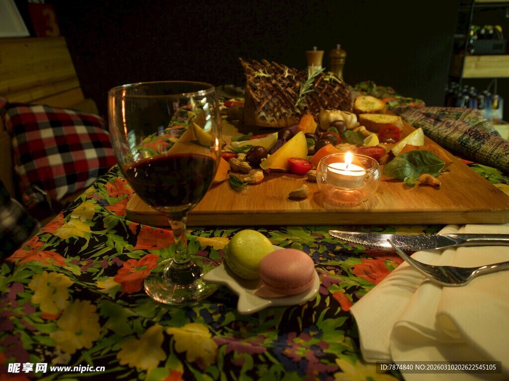 温馨餐桌布置与美食美酒