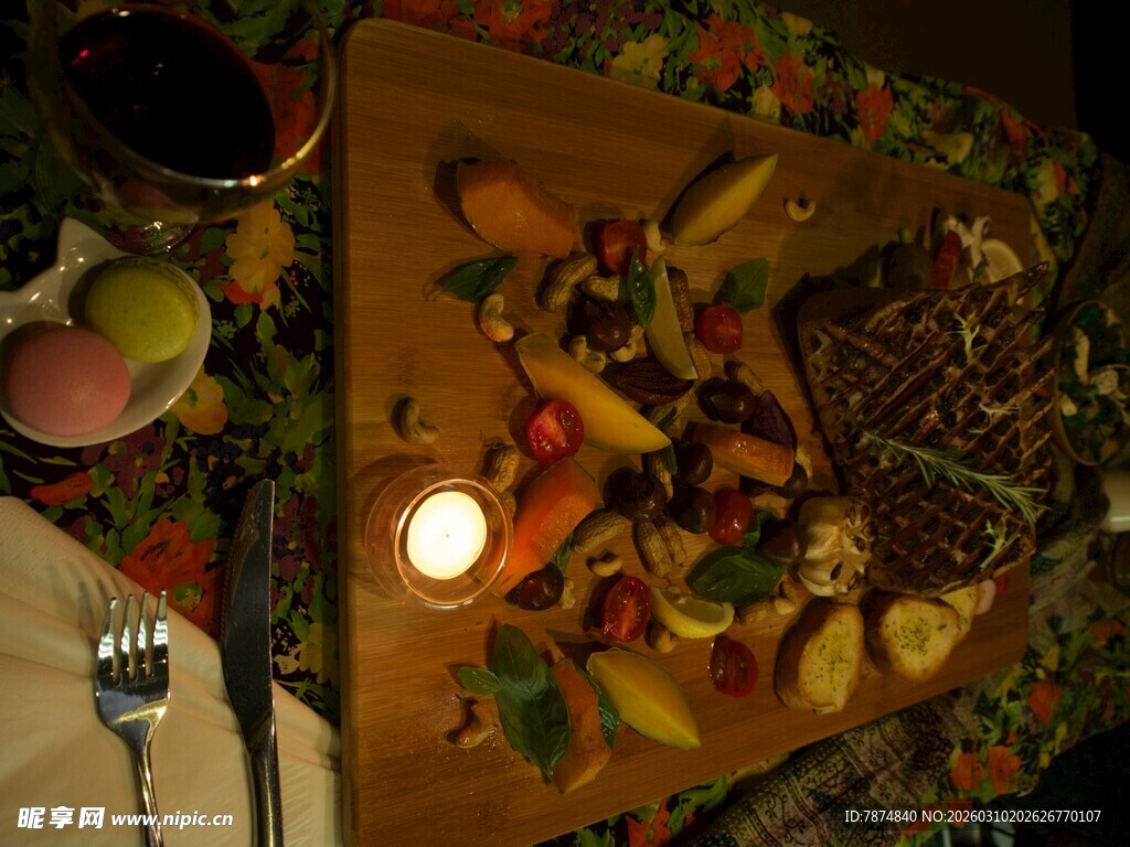 温馨烛光下的丰盛水果拼盘