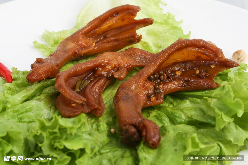 美味卤鸭掌摆于生菜上