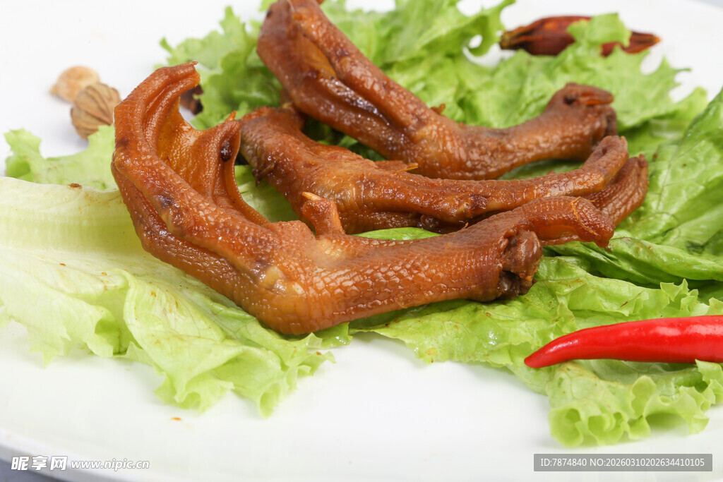 美味卤鸭掌配生菜红椒