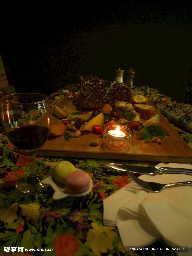 户外浪漫烛光野餐场景