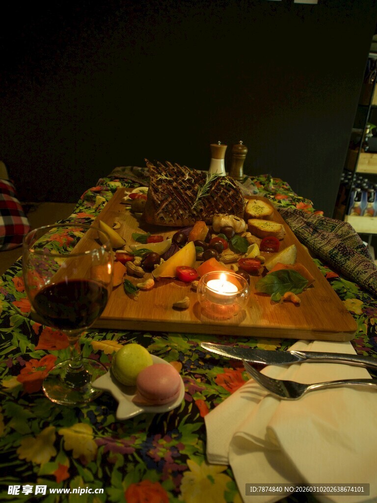 户外篝火旁的丰盛美食