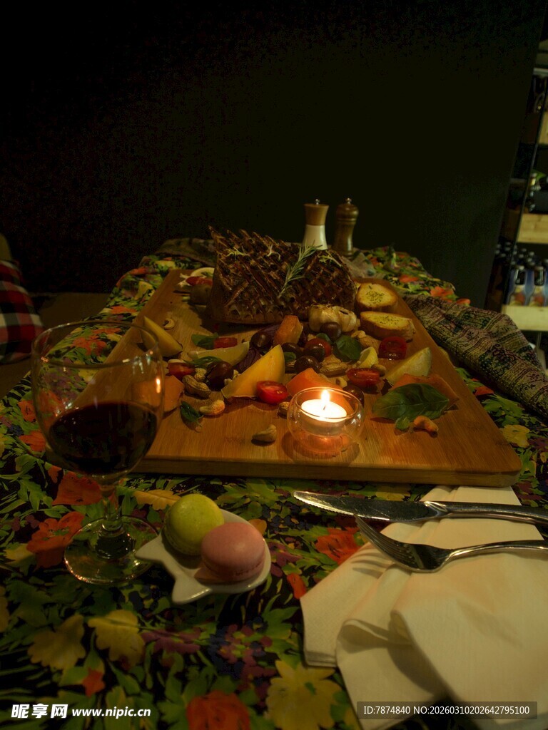 篝火旁丰富的户外美食