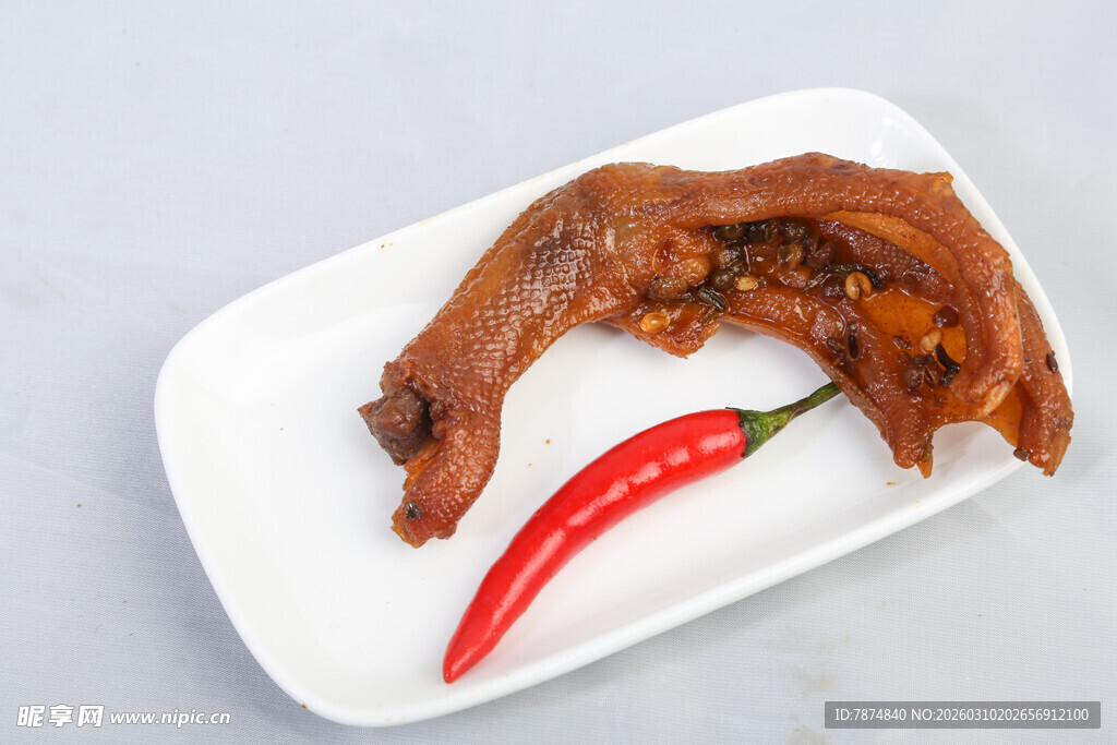 卤鸭掌配红辣椒