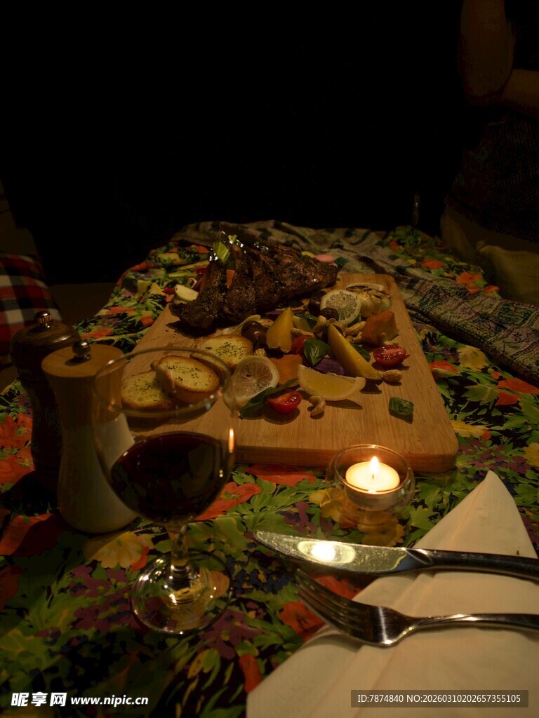 温馨夜晚的精致餐桌布置