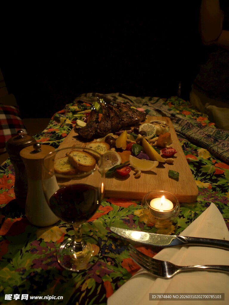 温馨烛光下的美味拼盘