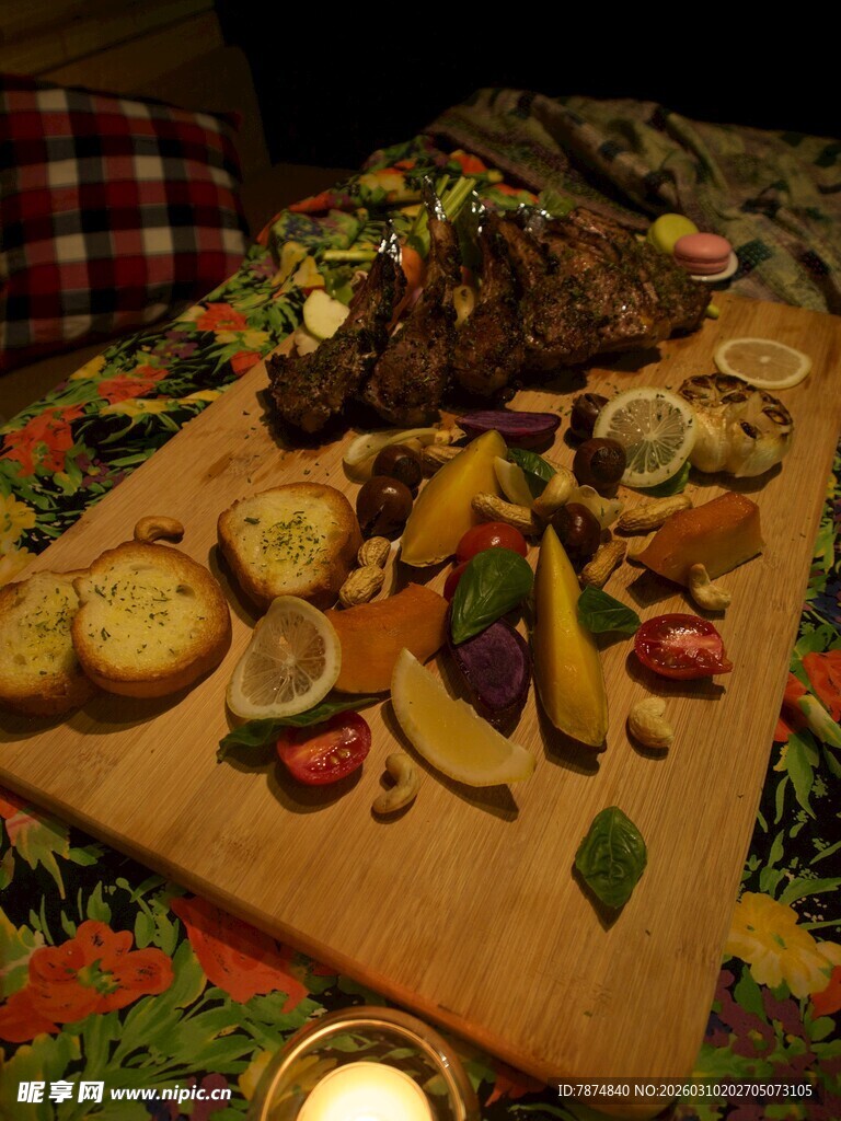 丰盛烤肉拼盘与多样配菜