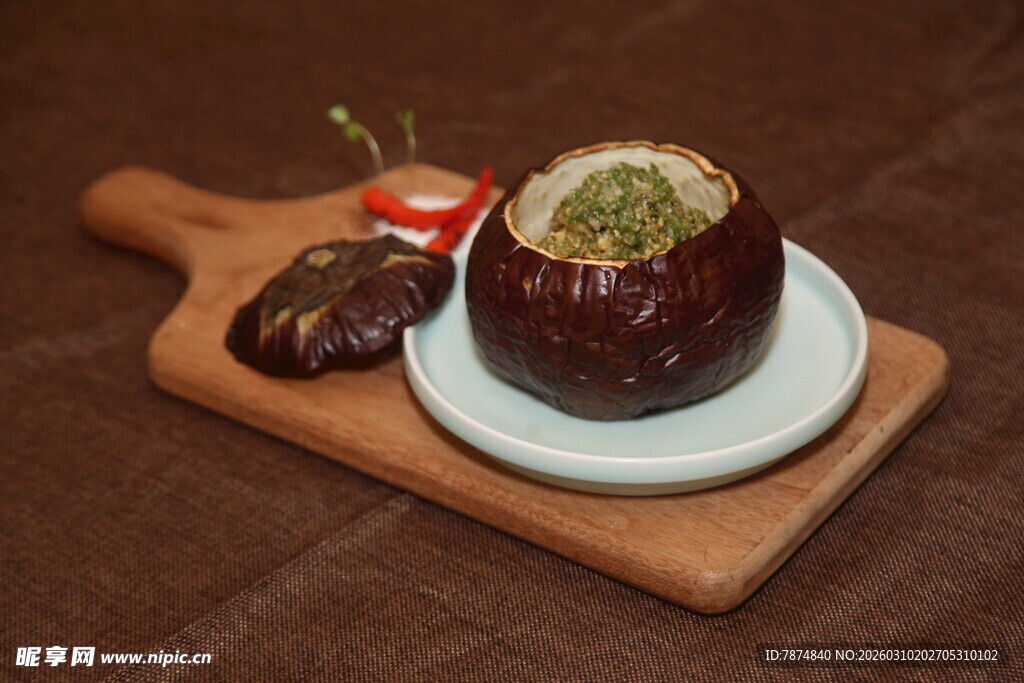 烤茄子配小食摆盘精致